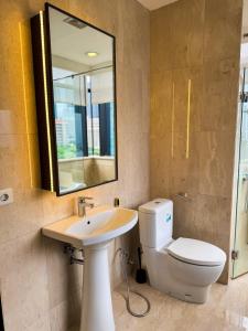 Phòng tắm tại Apt Sudirman Suite 3BR With Infinity Pool & Netflix by Damaresa