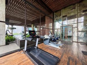 Pusat kecergasan dan/atau kemudahan kecergasan di Apt Sudirman Suite 3BR With Infinity Pool & Netflix by Damaresa