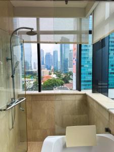 Phòng tắm tại Apt Sudirman Suite 3BR With Infinity Pool & Netflix by Damaresa
