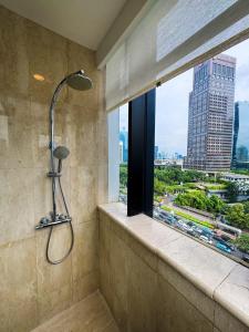 Phòng tắm tại Apt Sudirman Suite 3BR With Infinity Pool & Netflix by Damaresa