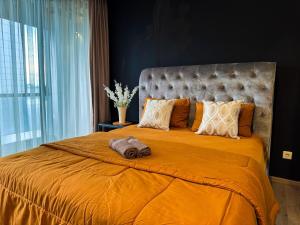 Giường trong phòng chung tại Apt Sudirman Suite 3BR With Infinity Pool & Netflix by Damaresa
