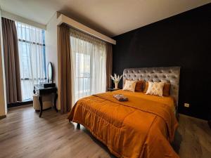 Giường trong phòng chung tại Apt Sudirman Suite 3BR With Infinity Pool & Netflix by Damaresa