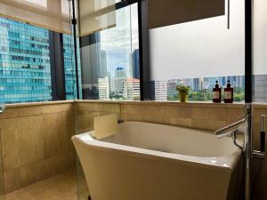 Phòng tắm tại Apt Sudirman Suite 3BR With Infinity Pool & Netflix by Damaresa