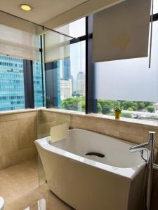 Phòng tắm tại Apt Sudirman Suite 3BR With Infinity Pool & Netflix by Damaresa