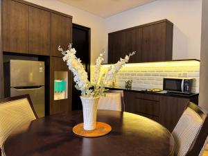 Nhà bếp/bếp nhỏ tại Apt Sudirman Suite 3BR With Infinity Pool & Netflix by Damaresa