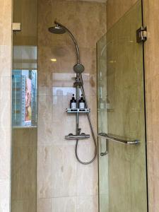 Phòng tắm tại Apt Sudirman Suite 3BR With Infinity Pool & Netflix by Damaresa