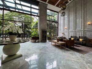 Khu vực ghế ngồi tại Apt Sudirman Suite 3BR With Infinity Pool & Netflix by Damaresa