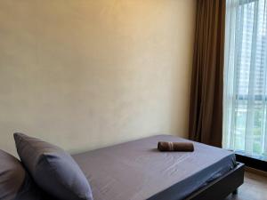 Giường trong phòng chung tại Apt Sudirman Suite 3BR With Infinity Pool & Netflix by Damaresa