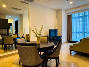 Khu vực ghế ngồi tại Apt Sudirman Suite 3BR With Infinity Pool & Netflix by Damaresa