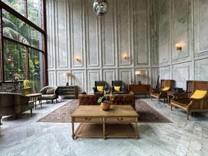 Khu vực ghế ngồi tại Apt Sudirman Suite 3BR With Infinity Pool & Netflix by Damaresa