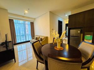 Khu vực ghế ngồi tại Apt Sudirman Suite 3BR With Infinity Pool & Netflix by Damaresa