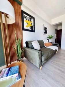 a living room with a couch and a table at Lindo Apart en Barranco cerca a Miraflores con BICICLETAS GRATIS in Lima