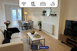 un salon avec un canapé et une table dans l'établissement Luxury 3 Bed, 2 Bathroom By Tranquil Ventures Short Lets & Serviced Accommodation Littlemore With Free Private Parking, à Oxford