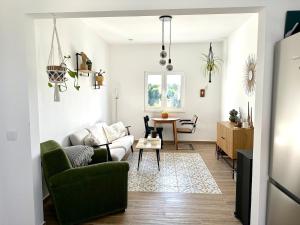 ein Wohnzimmer mit Sofa und Tisch in der Unterkunft Onda House Cozy Surf House in Odeceixe