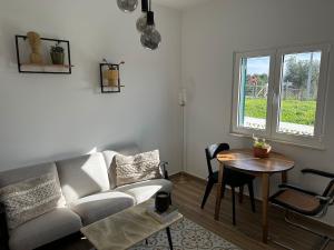 ein Wohnzimmer mit Sofa und Tisch in der Unterkunft Onda House Cozy Surf House in Odeceixe + 19 Fotos