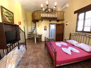 Postel nebo postele na pokoji v ubytování Castle Tower apartment in rural holiday park 'Bernard'