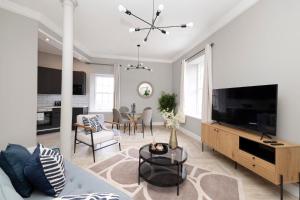 TV a/nebo společenská místnost v ubytování Castle View Apartment in the heart of historic Old Town