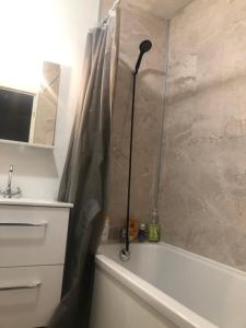 ein Badezimmer mit einem Duschvorhang und einer Badewanne in der Unterkunft Disney and Paris 5 rooms 110m2 free parking in Lognes + 29 Fotos