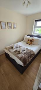 a bedroom with a large bed in a room at SAV Stays Apartment Two Bed Flat Uxbridge in Uxbridge
