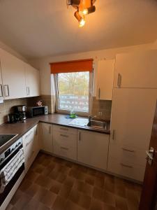 Η κουζίνα ή μικρή κουζίνα στο 2-Zimmer Monteurwohnung mit großem Balkon +3 φωτογραφίες