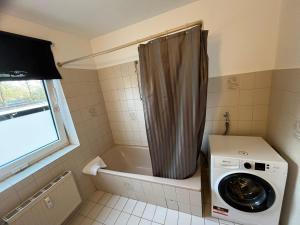 Ένα μπάνιο στο 2-Zimmer Monteurwohnung mit großem Balkon