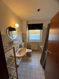Ένα μπάνιο στο 2-Zimmer Monteurwohnung mit großem Balkon