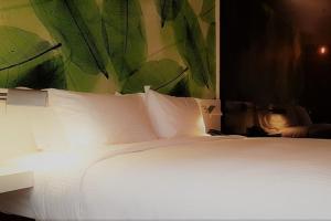 Postel nebo postele na pokoji v ubytování Maxx Hotel Makati
