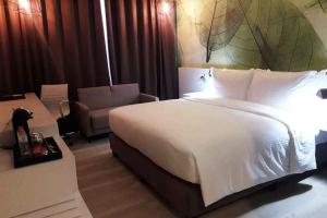 Postel nebo postele na pokoji v ubytování Maxx Hotel Makati