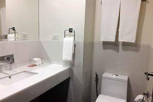 Koupelna v ubytování Maxx Hotel Makati
