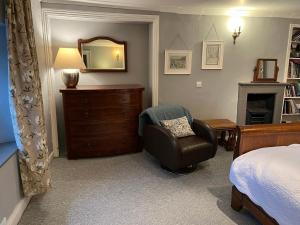 ブリストルにあるHumphreston Houseのベッドルーム1室(ベッド1台、椅子、鏡付)