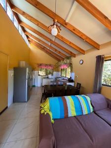 een woonkamer met een bank en een keuken bij Casa de Costa, Campo y Relax in Algarrobo