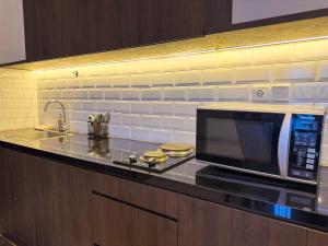 Nhà bếp/bếp nhỏ tại Apt Sudirman Suite 3BR With Infinity Pool & Netflix by Damaresa