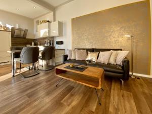 un salon avec un canapé et une table dans l'établissement Villa Anna - Kaiserperle, à Heringsdorf