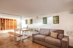 ein Wohnzimmer mit Sofa und Tisch in der Unterkunft Villa Aprea luxury villa with stunning views and private heated pool in Massa Lubrense