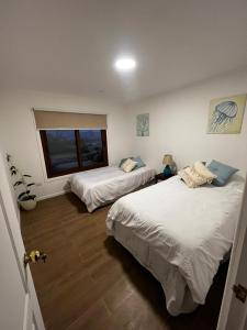 a bedroom with two beds and a window at Casa con espectacular vista Casablanca in Pangue +18 photos
