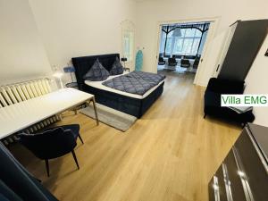 a room with a bed and a table and chairs at Villa EMG Düsseldorf Essen Dortmund - Velbert in Velbert