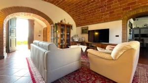 salon z 2 krzesłami i telewizorem w obiekcie Brucina - Private holiday apartment with shared pool w mieście Montelupo Fiorentino