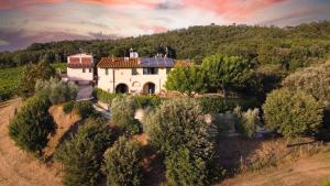 widok z góry na dom na wzgórzu w obiekcie Brucina - Private holiday apartment with shared pool w mieście Montelupo Fiorentino