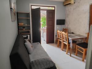 salon z kanapą i stołem w obiekcie Apartments Bosana XIV w Biogradzie na Moru
