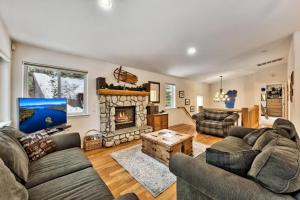 Una sala de estar con dos sofás y una chimenea. en Kamp Koyukon 1939K, en South Lake Tahoe