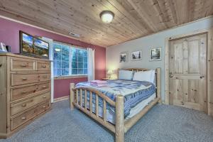 a bedroom with a bed and a wooden ceiling at 1965NP The Bears Den in South Lake Tahoe