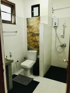 Et badeværelse på Aqua Marine Beach Hotel