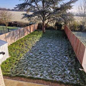 un giardino con un albero e una recinzione di SAV Stays 5 Bed Executive Detached House in Leicester a Humberstone