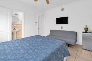 TV a/nebo společenská místnost v ubytování Coral Suite close to Little Havana