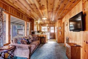 Una sala de estar con un sofá y un televisor de pantalla plana. en 3993C Cedar Cabin Lake Tahoe, en South Lake Tahoe