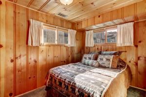 Un dormitorio con una cama en una cabaña de troncos en 3993C Cedar Cabin Lake Tahoe, en South Lake Tahoe