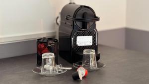 a black juicer with two glasses and a cup at My Tiny Home in Rome