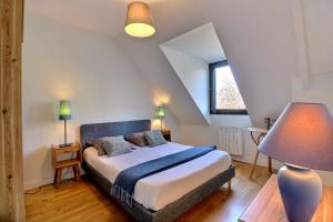 1 dormitorio con 1 cama extragrande en el ático en Maison Saint LU , Plage , Côte Emeraude, en Saint-Lunaire
