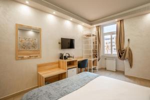 TV a/nebo společenská místnost v ubytování Drago D'Oro GUESTHOUSE - accross from metro Vittorio Emanuele