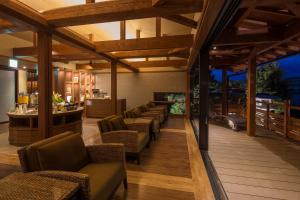 un restaurant avec des chaises et un bar sur une terrasse dans l'établissement Biwako Ryokusuitei, à Ōtsu